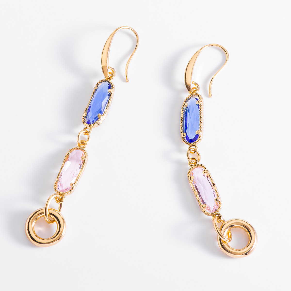 Aretes largos con garfio, en baño de oro, con piedras en tono rosa y azul.