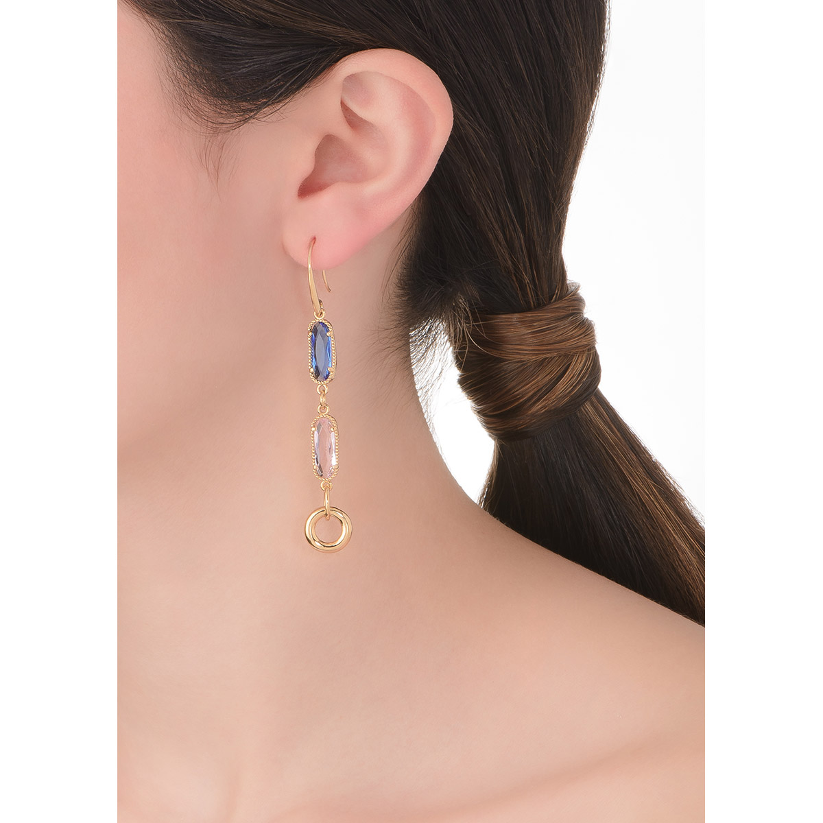 Aretes largos con garfio, en baño de oro, con piedras en tono rosa y azul.