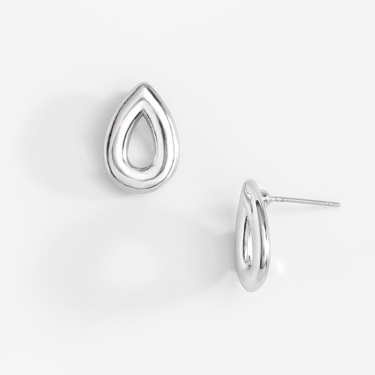 Aretes con baño de platino forma de gotas Aretes con baño de platino forma de gotas