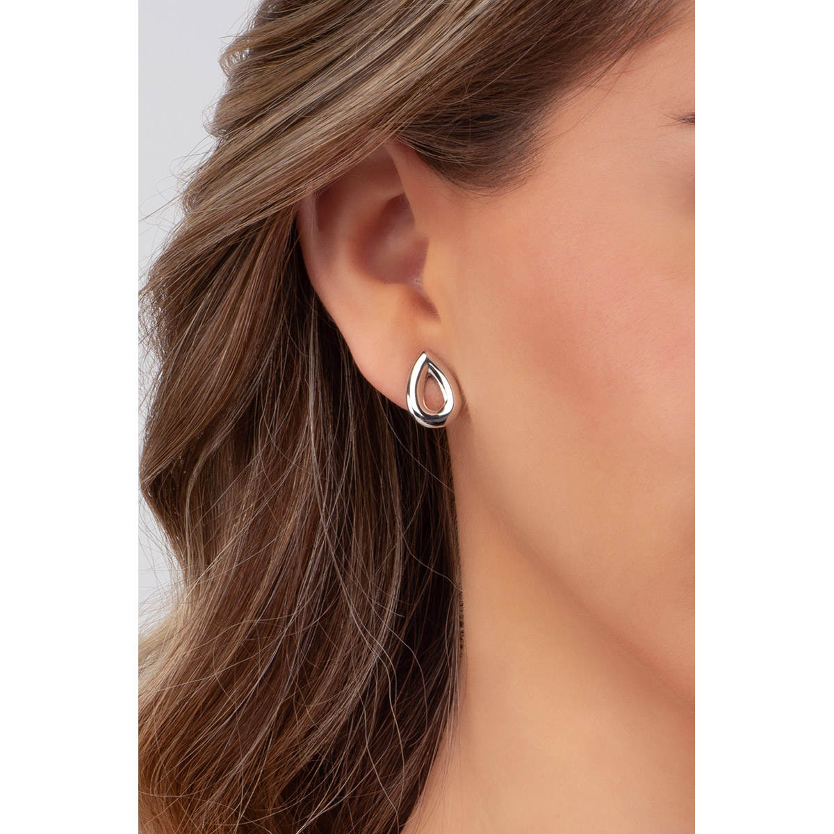 Aretes en forma de gotas, con líneas suaves y contornos pulidos en baño de Platino.
-        Aretes chicos
-        Baño de Platino