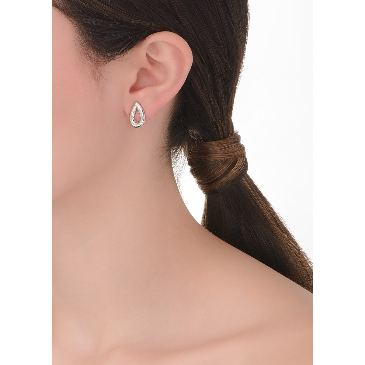 Aretes en forma de gotas, con líneas suaves y contornos pulidos en baño de Platino.
-        Aretes chicos
-        Baño de Platino