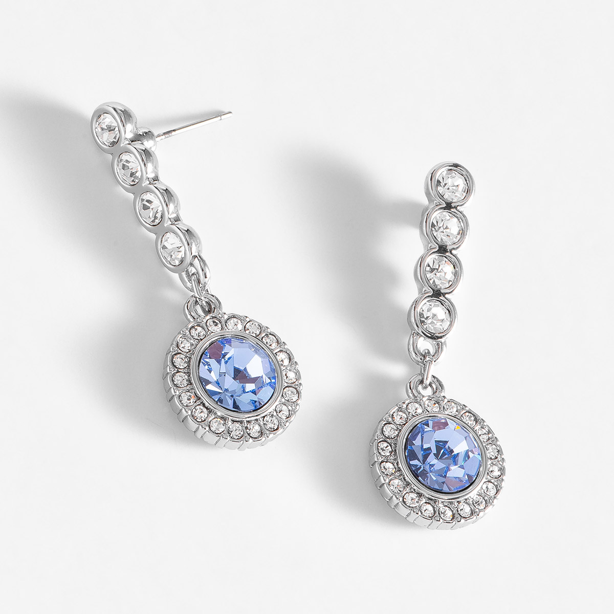 Aretes medianos con poste en platino y piedra azul