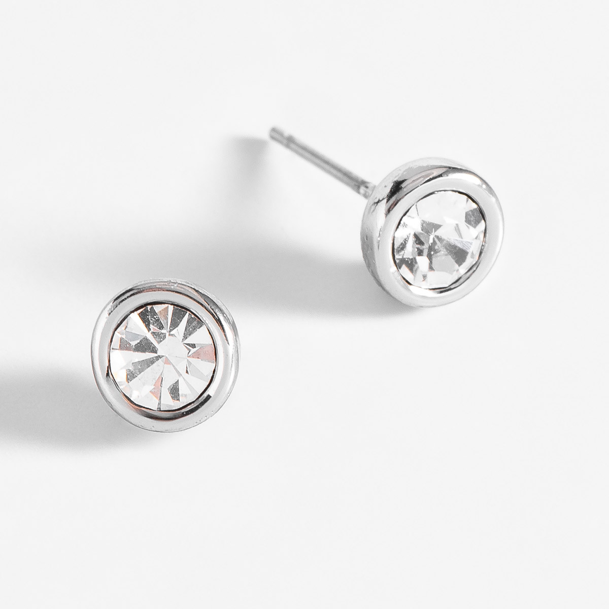 Aretes botón con cristal y baño de platino Aretes botón con cristal y baño de platino