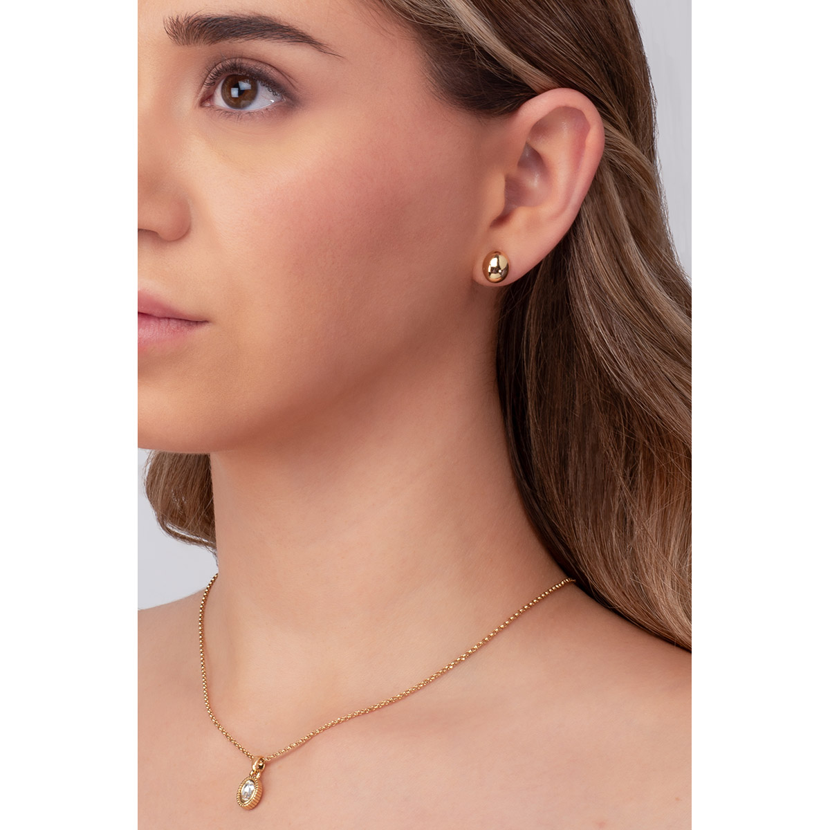 Aretes en baño de oro con diseño de media esfera. 
-        Aretes chicos
-        Poste
-        Baño de Oro 18k