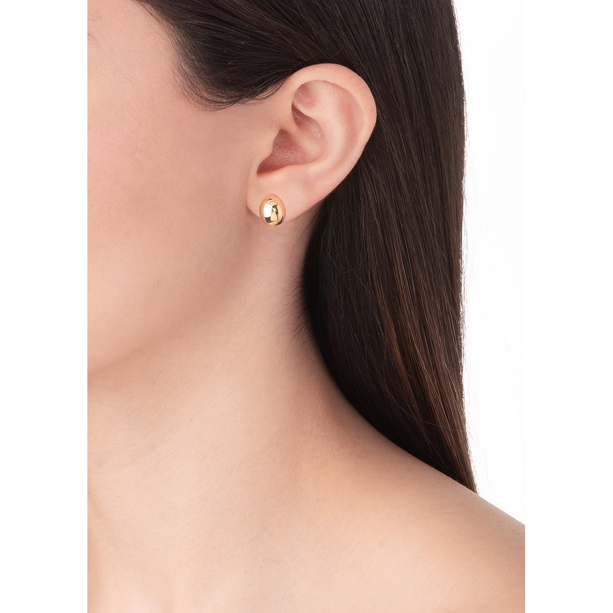 Aretes en baño de oro con diseño de media esfera. 
-        Aretes chicos
-        Poste
-        Baño de Oro 18k