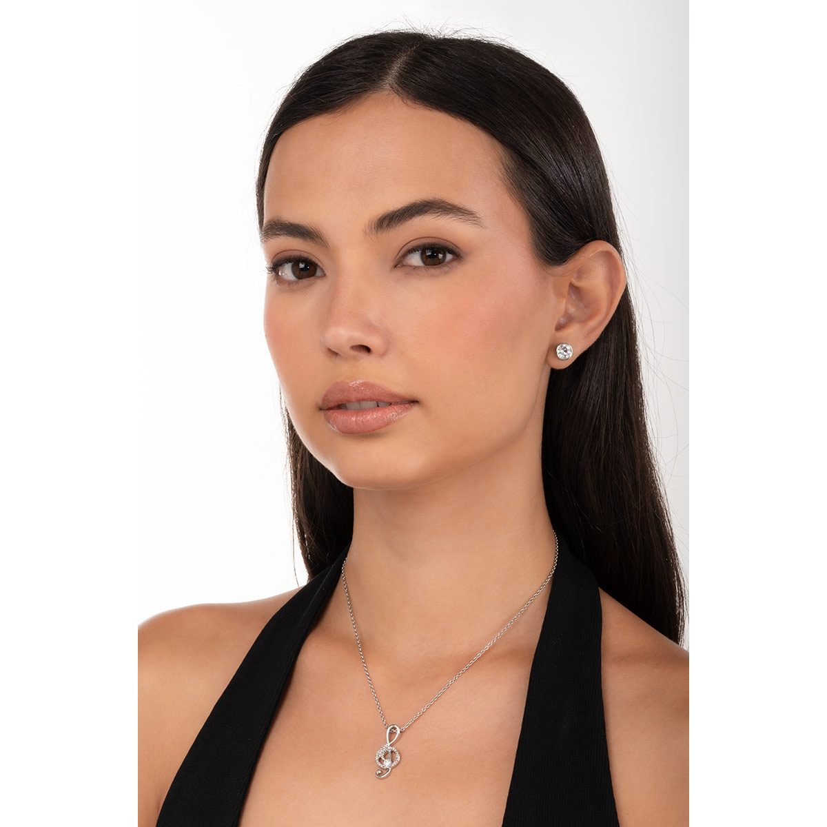 Aretes en baño de rodio con piedras en tono cristal, una propuesta refinada que suma un toque brillante y moderno a cualquier estilo.