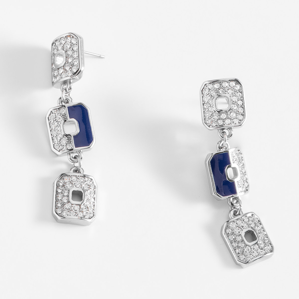 Aretes largos en forma de octágono, con poste, en baño de platino, con piedras en tono cristal, con esmalte en tono azul marino.