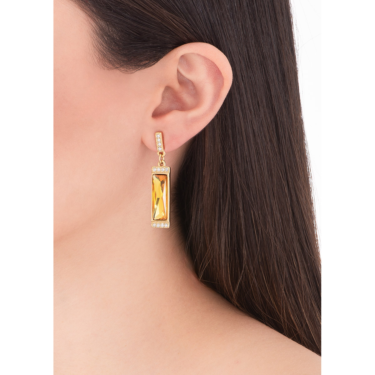 Hermosos aretes con diseño rectangular en baño de oro, con una piedra incrustada al centro en tono ámbar y piedras circulares en tono cristal alrededor.
-        Aretes con poste
-        Baño de Oro 18k
-        Piedras en tono ámbar y cristal
