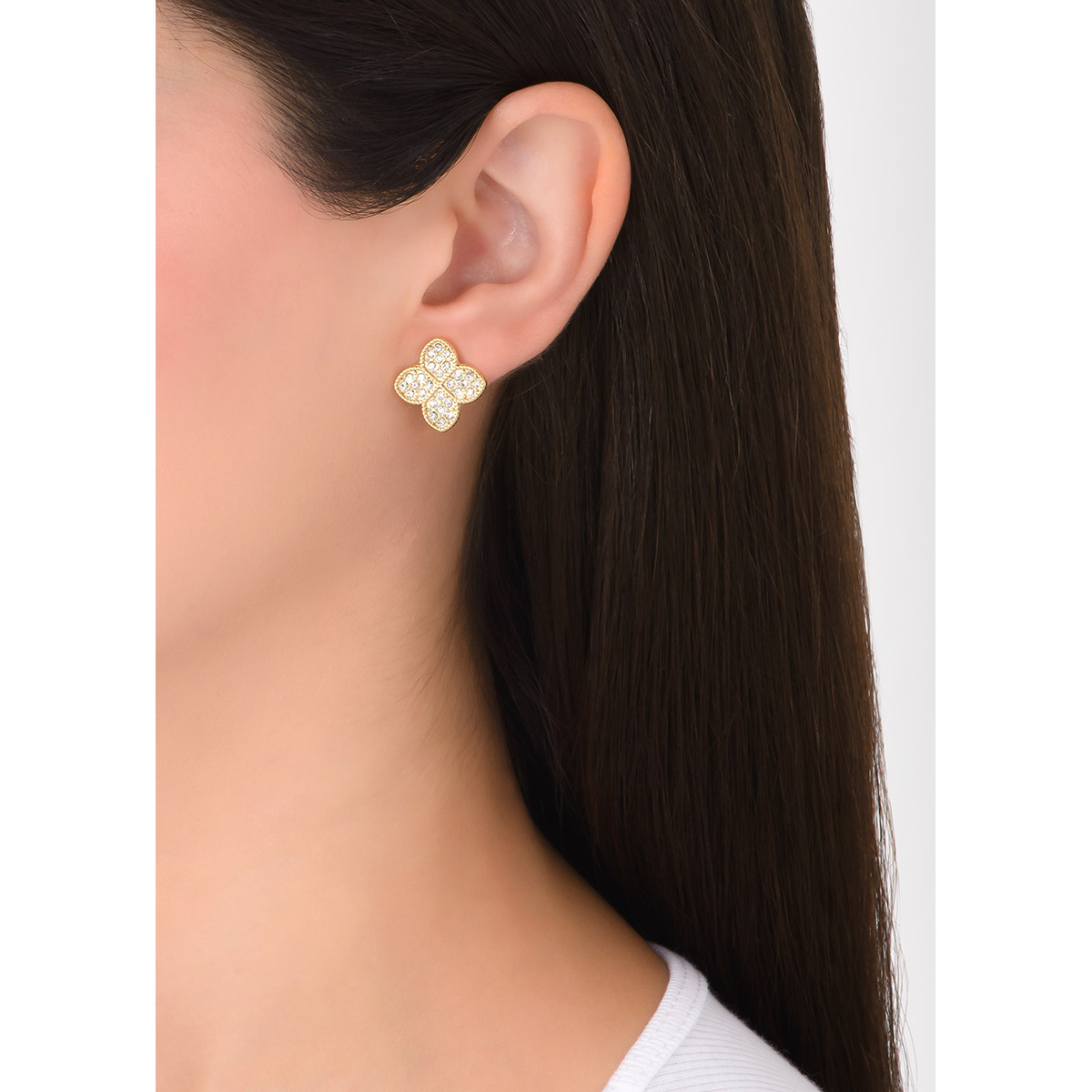 Aretes con diseño de trébol, con piedras incrustadas de tono cristal en sus cuatros pétalos. Completa tu set con el collar y aretes.
-        Aretes chicos
-        Poste
-        Baño de Oro 
-        Piedras en tono cristal
