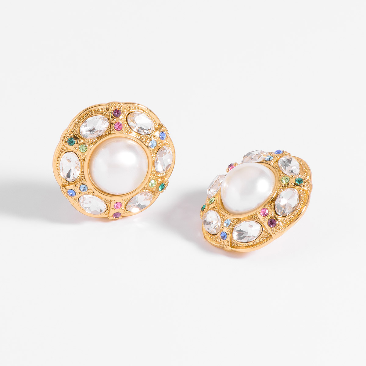 Aretes baño de oro con perla cream y piedras cristal