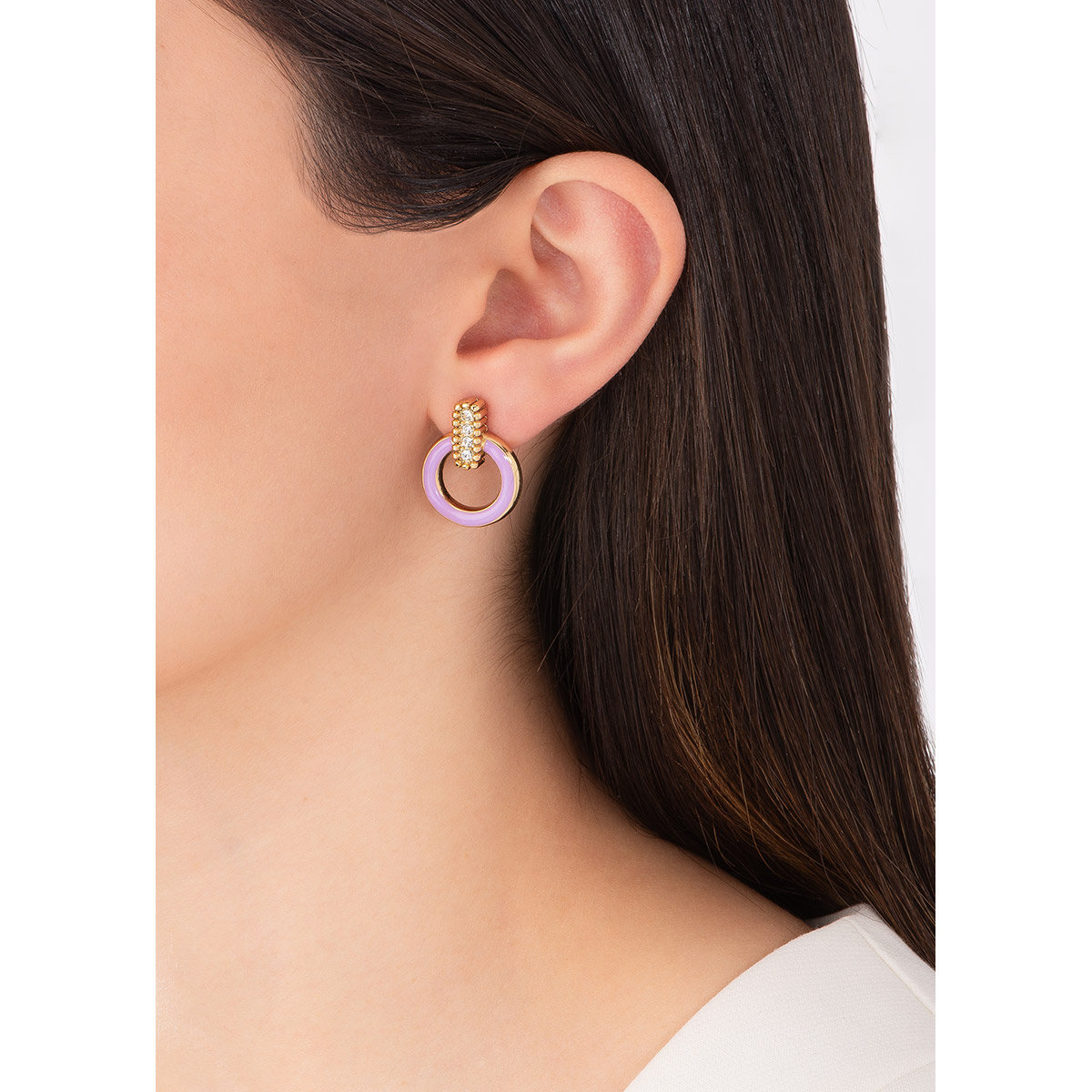 Elegantes aretes en baño de oro con aro esmaltado en color lavanda, unidas a un diseño espectacular con piedras incrustadas en tono cristal.
-        Aretes chicos con poste
-        Baño de oro 18k
-        Piedras en tono cristal
-        Esmalte en color lavanda
