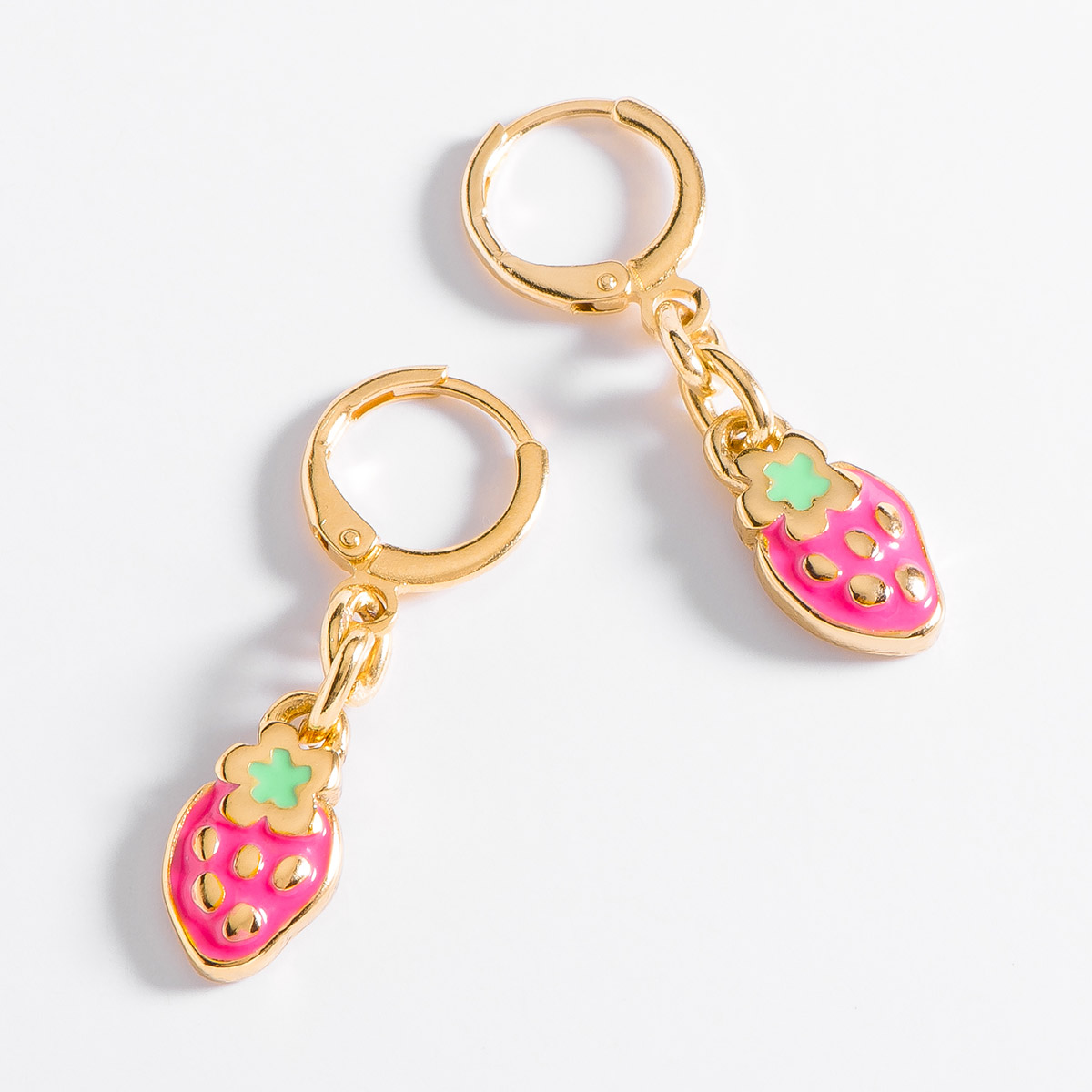 Aretes en forma de fresita, con patente, en baño de oro, con esmalte en tono fucsia y verde.