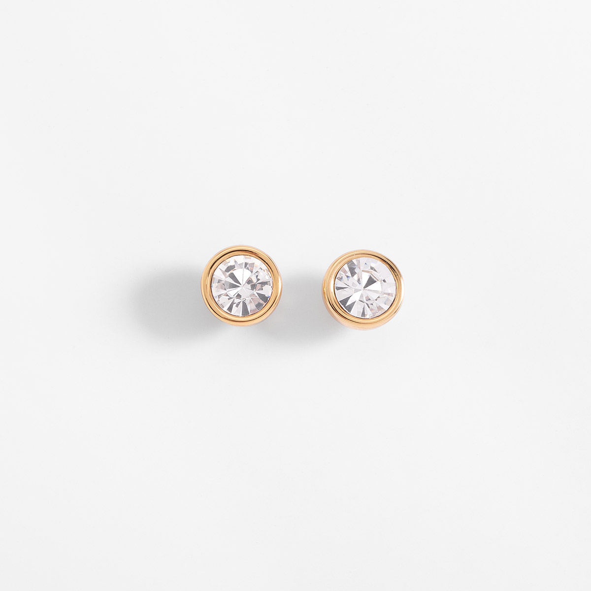 Aretes en baño de oro con piedras en tono cristal 0.8 cm