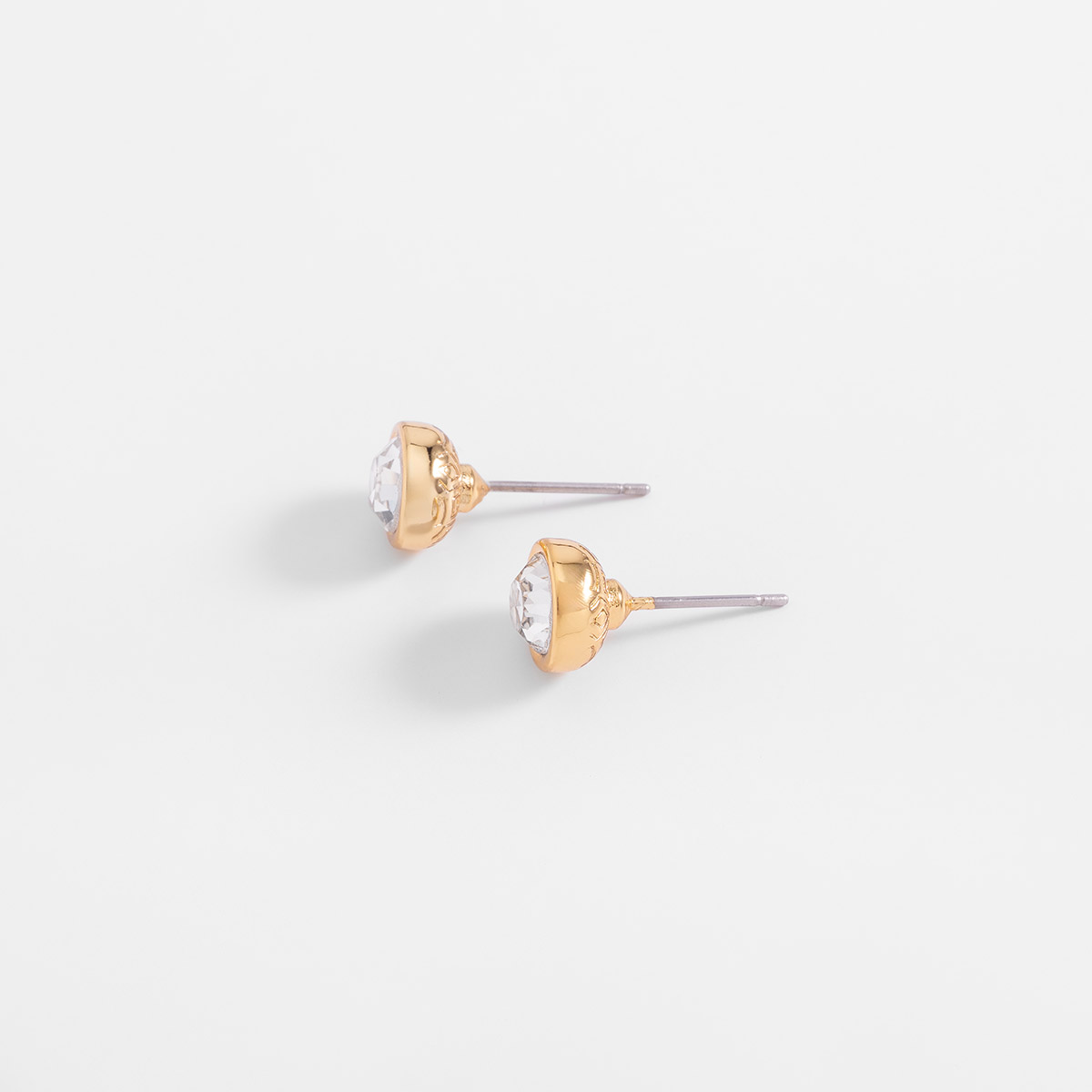 Aretes en baño de oro con piedras en tono cristal 0.8 cm