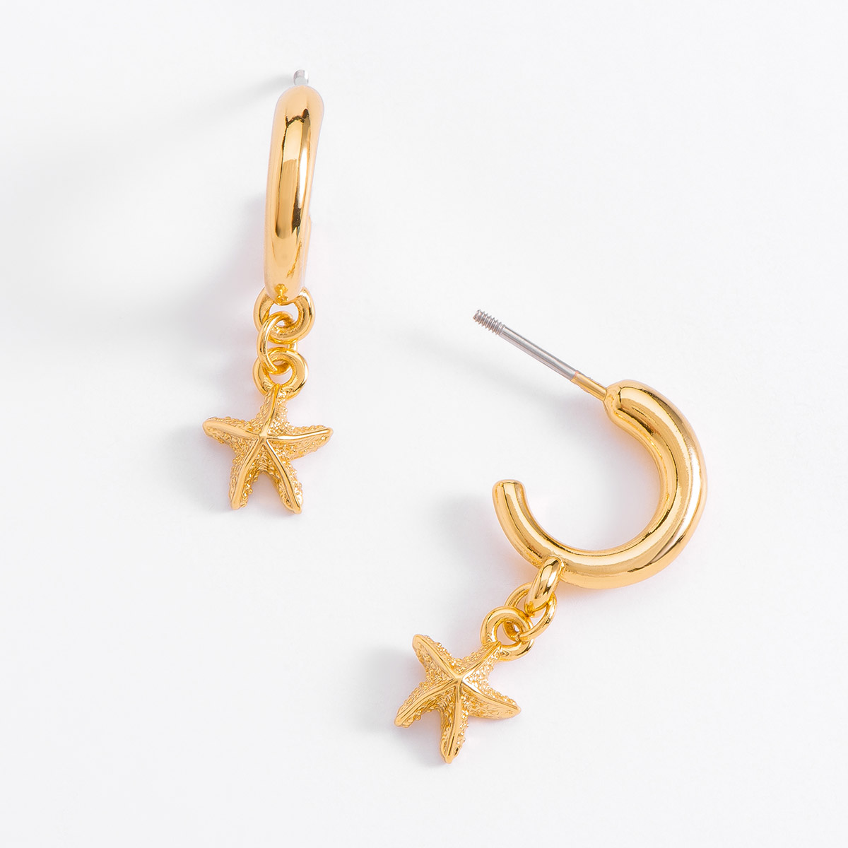 Aretes en baño de oro acompañados con un dije en forma de estrella de mar, para complementar tu collar.
-Aretes con Poste
-Oro 18K