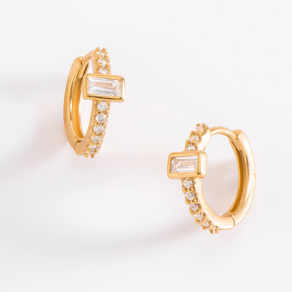Arracadas de oro 18k con Diamonice cristal incrustadas Arracadas de oro 18k con Diamonice cristal incrustadas