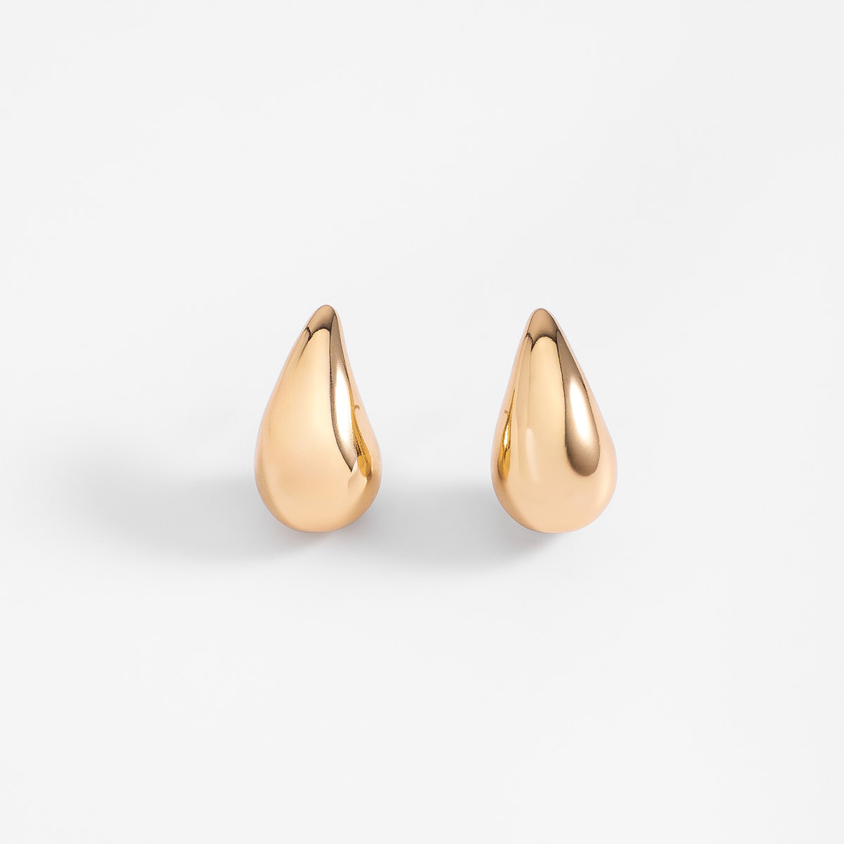 Aretes en baño de oro diseño gota pulida 2.5 cm de alto