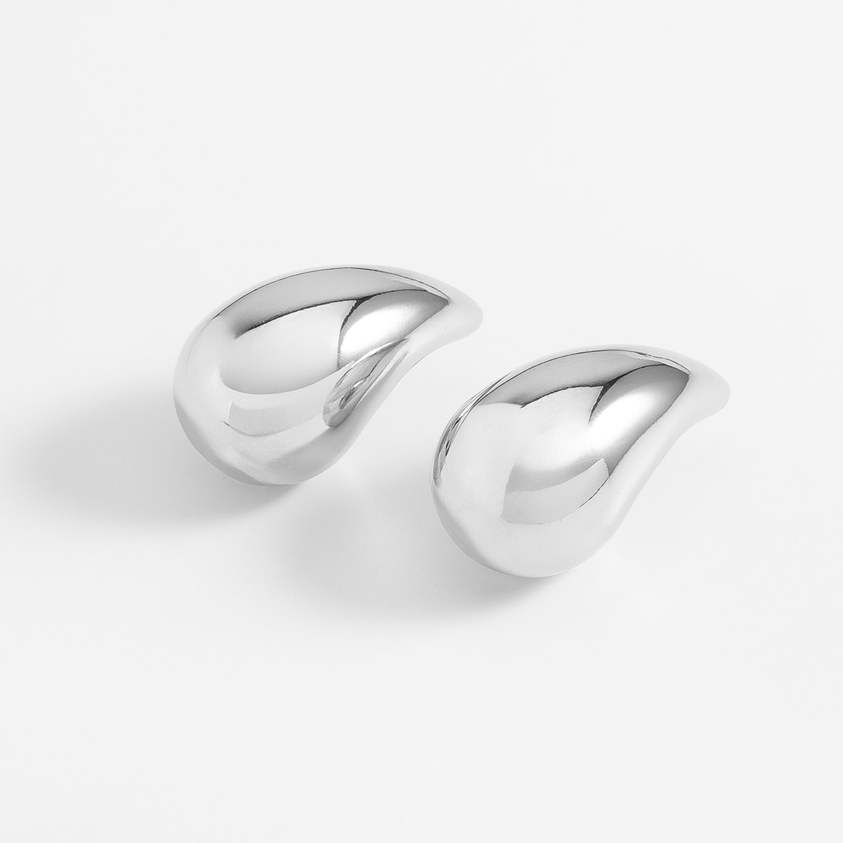 Aretes en baño de rodio diseño gota volumen contemporáneo 2.5 cm