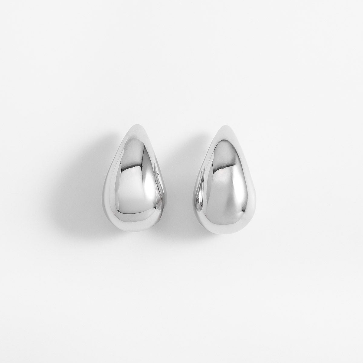 Aretes en baño de rodio diseño gota volumen contemporáneo 2.5 cm
