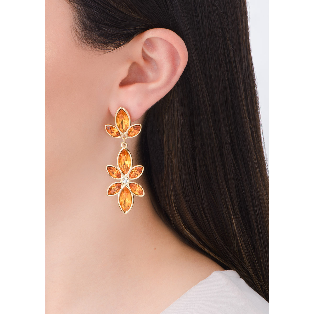 Increíbles aretes con diseño floral, incrustados con piedras en forma de pétalos, en tono ámbar y una piedra circular en tono cristal, en baño de oro. Combínalos con tu pulsera y collar.
-        Aretes con poste
-        Baño de Oro 18k
-        Piedras en tono cristal y ámbar
