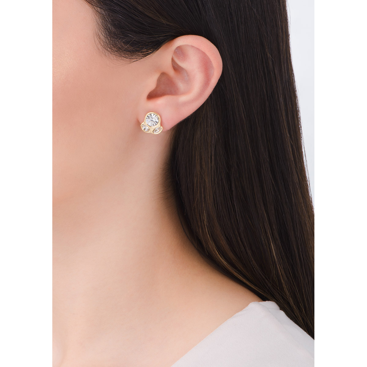 Hermosos aretes en baño de oro con tres deslumbrantes piedras circulares en tono cristal, una más grande que las otras. Combínalos con tu pulsera.
-        Aretes con poste
-        Baño de Oro 18k
-        Piedras en tono cristal
