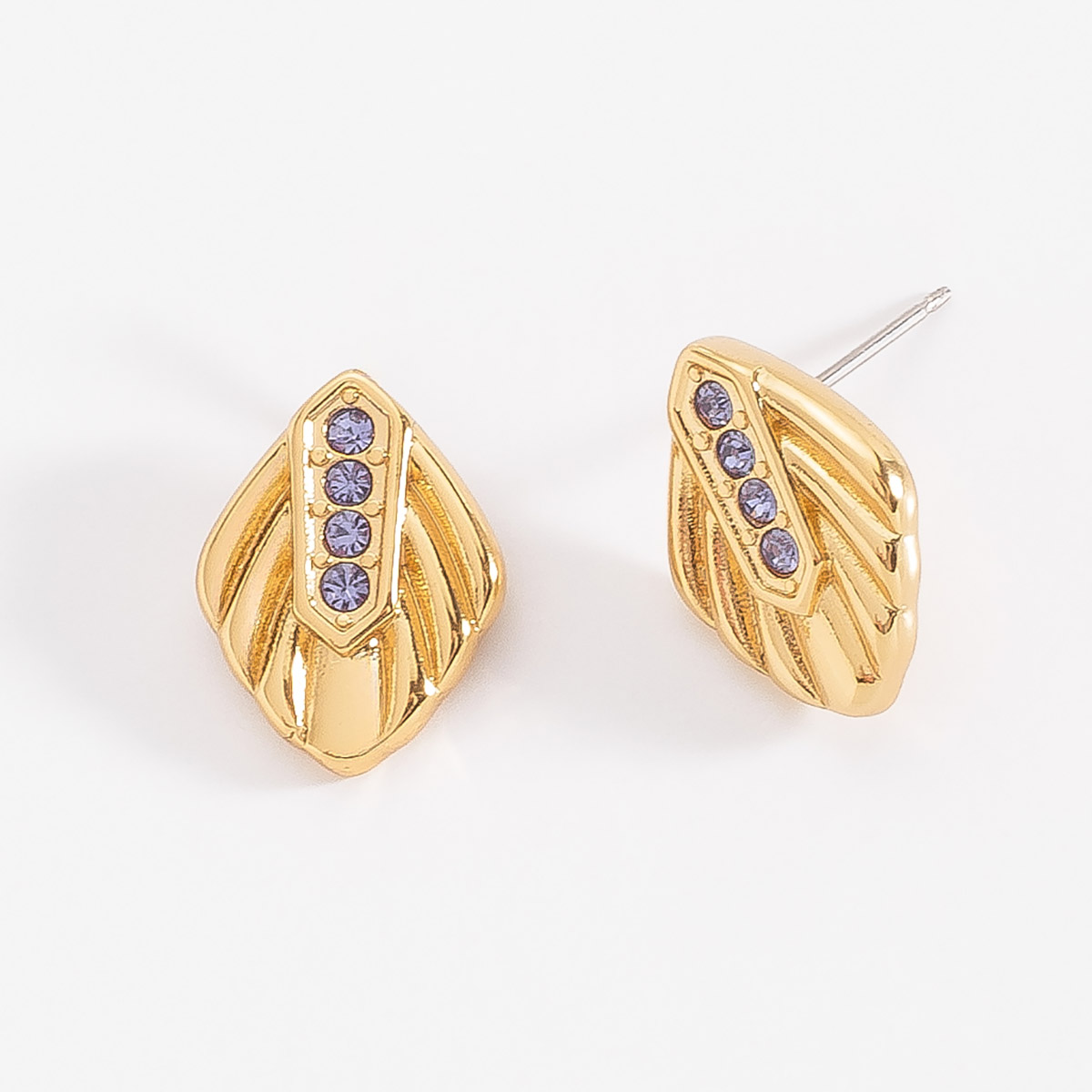 Aretes con aura marina en baño de oro, con cuatro finas piedras en tono morado. Combínalos con tu collar del mismo juego.
-        Aretes chicos
-        Poste
-        Baño de Oro 18k
-        Piedras en tono morado
