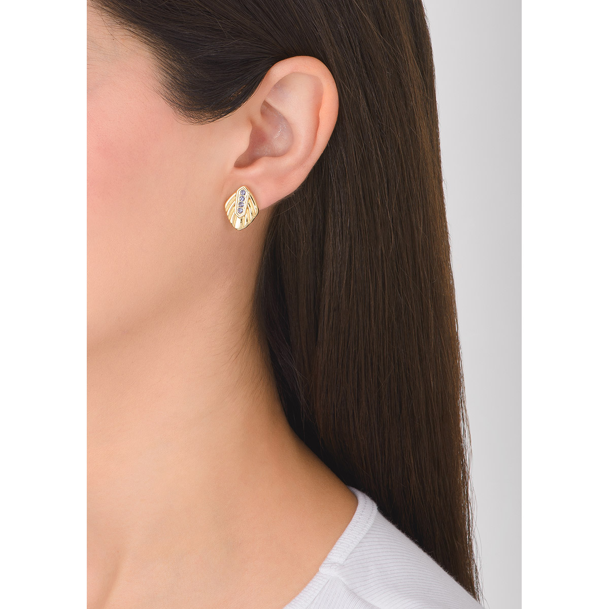 Aretes con aura marina en baño de oro, con cuatro finas piedras en tono morado. Combínalos con tu collar del mismo juego.
-        Aretes chicos
-        Poste
-        Baño de Oro 18k
-        Piedras en tono morado
