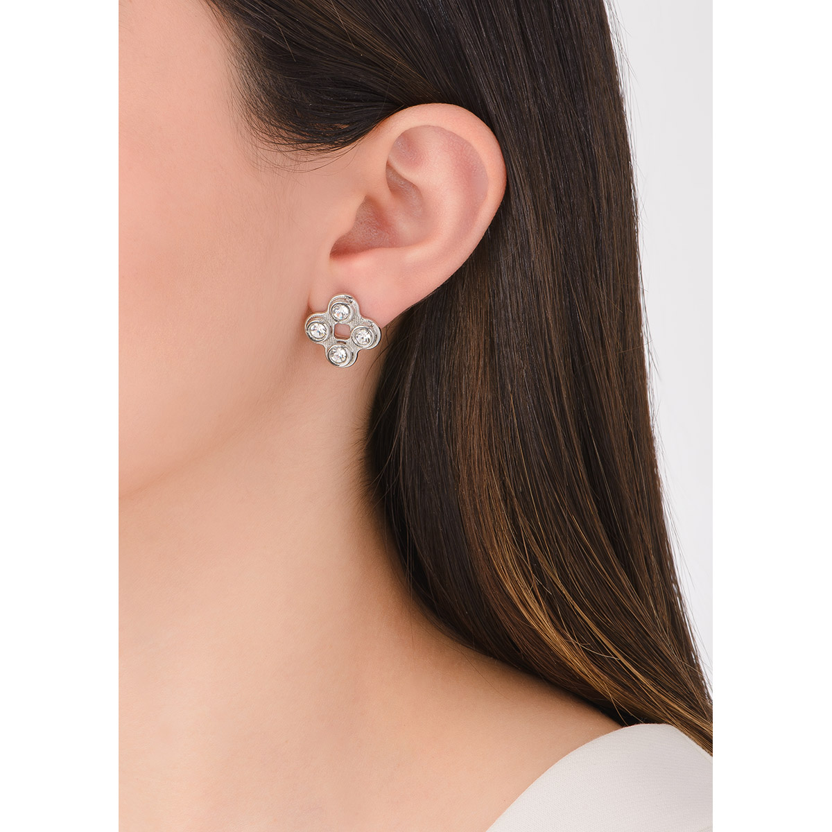 Maravillosos aretes en baño de platino con forma geométrica con cuatro piedras en tono cristal .
-        Aretes chicos con poste
-        Baño de platino
-        Piedras en tono cristal