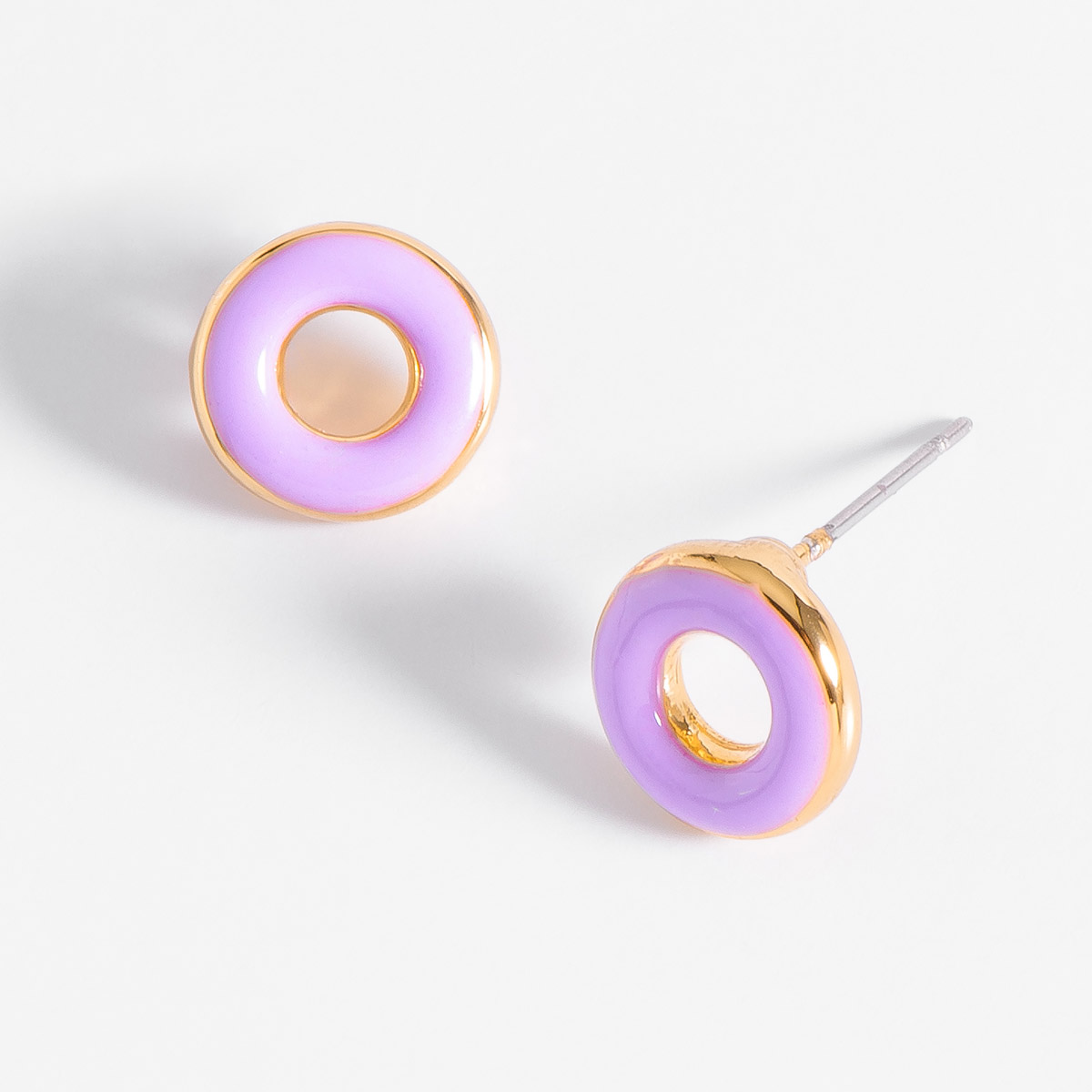 Coquetos aretes en baño de oro, en forma de aro con esmalte en tono morado.
-        Aretes chicos con poste
-        Baño de Oro 18k
-        Esmalte en tono morado
