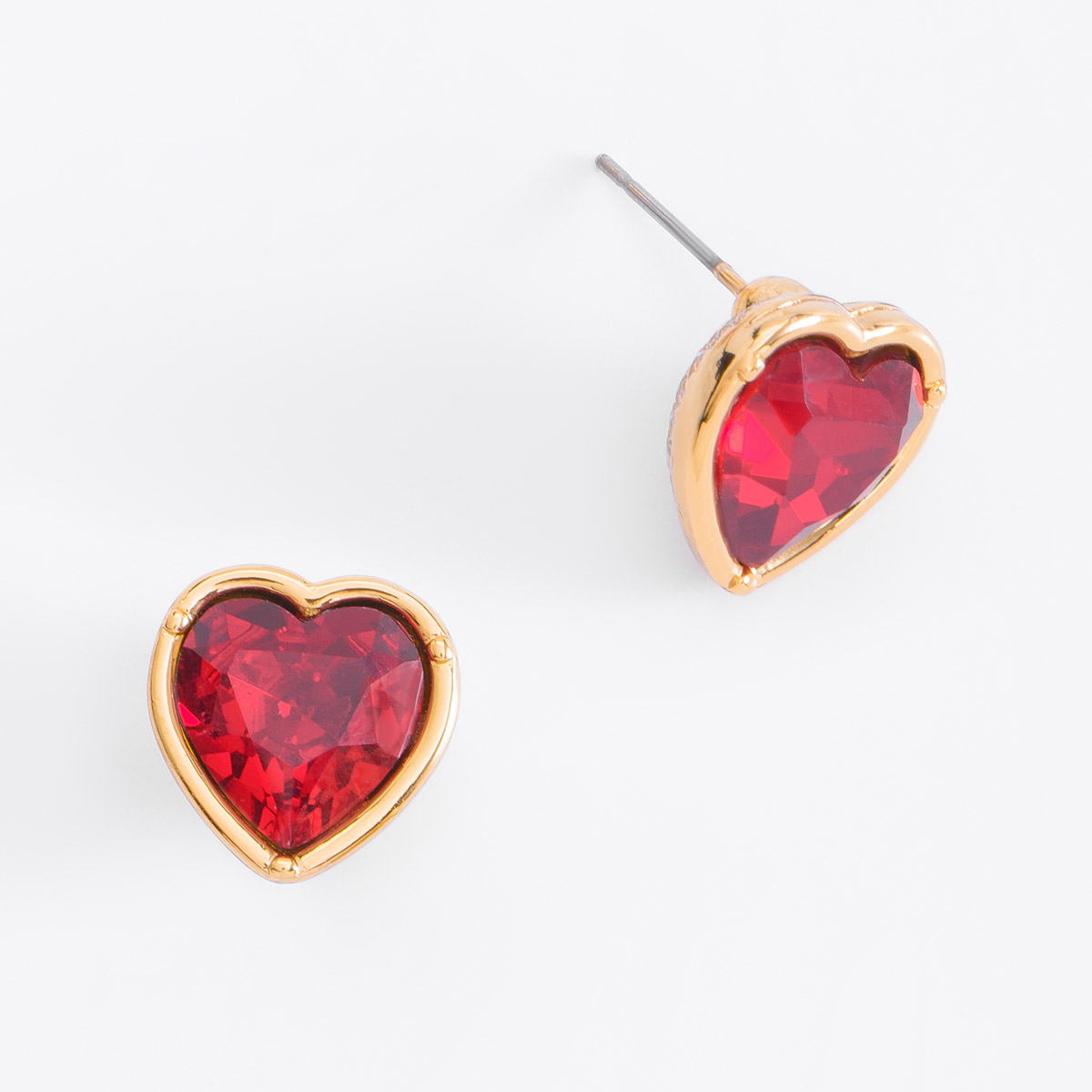 Bonitos aretes en forma de corazón con piedra en tono cereza, ideal para combinar con tu collar.
-Aretes con poste
-Piedra en tono rojo cereza