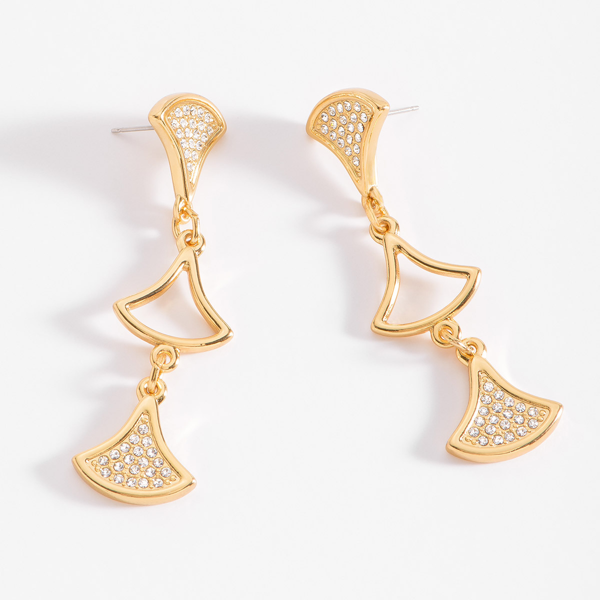 Aretes en baño de oro con dijes de triángulo curvado Aretes en baño de oro con dijes de triángulo curvado