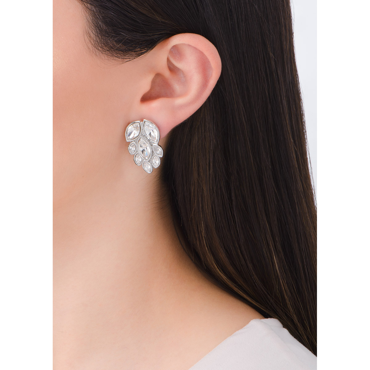 Asombrosos aretes en baño de platino, con piedra marquis en tono cristal, cayendo verticalmente. Combínalos con tu collar.
-        Aretes con poste
-        Baño de Platino
-        Piedras en tono cristal
