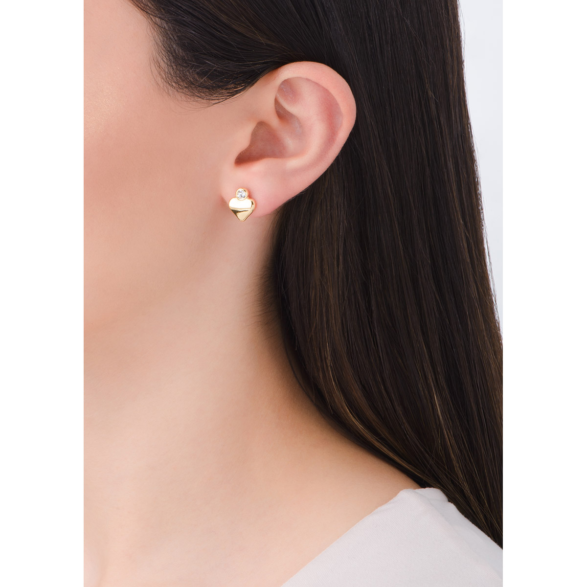 Bonitos pendientes en forma de corazón en baño de oro, sujetados de una piedra en tono cristal. Combínalos con tu pulsera.
-        Aretes con poste
-        Baño de Oro 18k
-        Piedras en tono cristal
