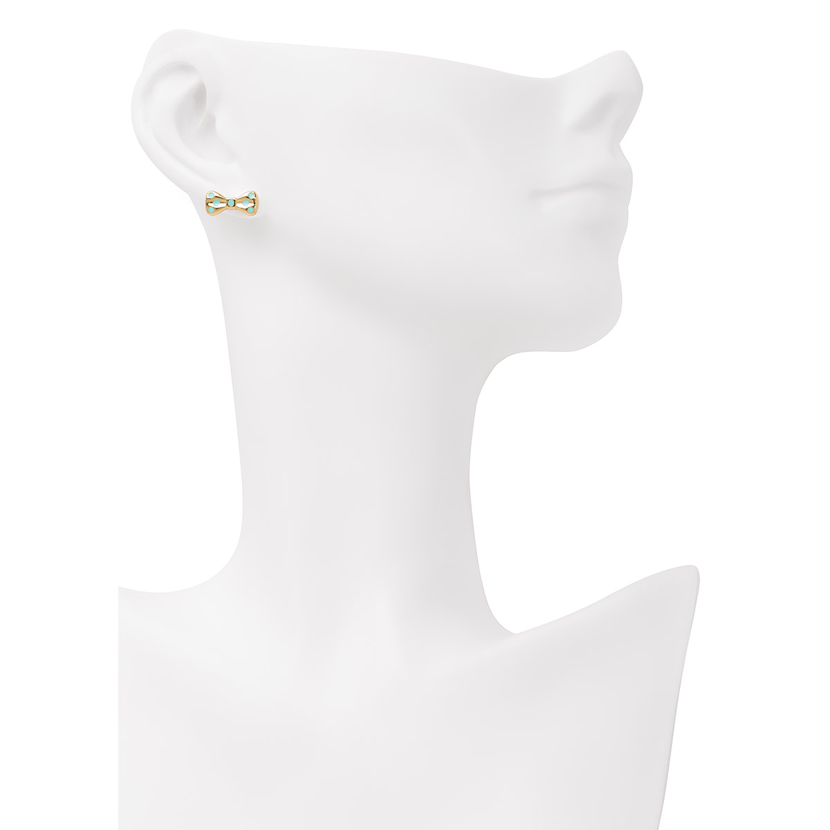 Una gentil forma de combinar la elegancia y la diversión para las más pequeñas del hogar con estos aretes en forma de moño, con puntos de esmalte en tono verde menta. Combínalos con tu collar.
-        Aretes con pose
-        Baño de Oro 18k
-        Esmalte en tono verde menta
