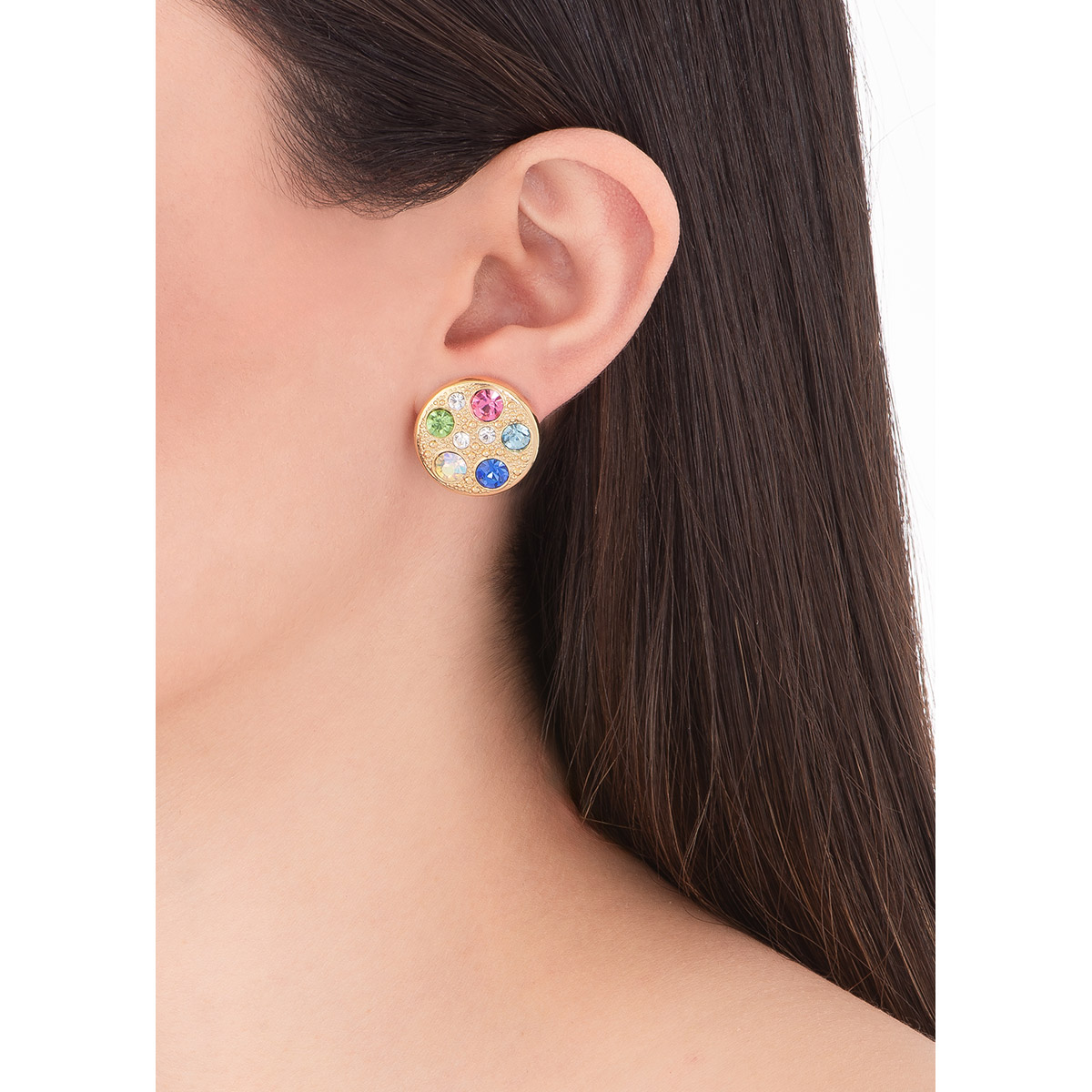 Coloridos aretes en baño de oro 18k, con diseño de botón circular, incrustados con piedras en tonos de color cristal, aguamarina, zafiro, verde claro y rosa. Combínalos con tu collar y pulsera.
-        Aretes con poste
-        Baño de Oro 18k
-        Piedras en tono cristal, aguamarina, zafiro, verde claro y rosa
