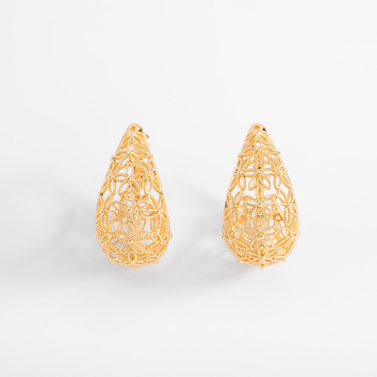 Aretes en baño de oro tipo argolla calada diseño floral 4 cm