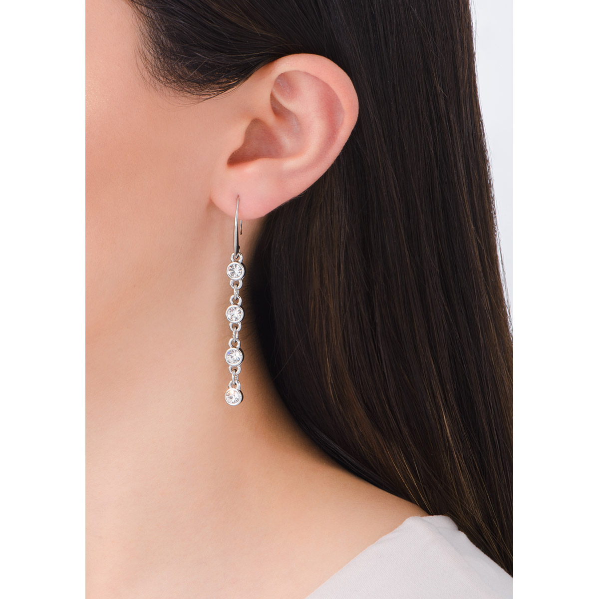 Deslumbrantes aretes en baño de platino, con tres piedras en tono cristal incrustadas y colgando de forma vertical. Combínalos con tu collar y pulsera
-        Aretes con garfio
-        Baño de Platino
-        Piedras en tono cristal
