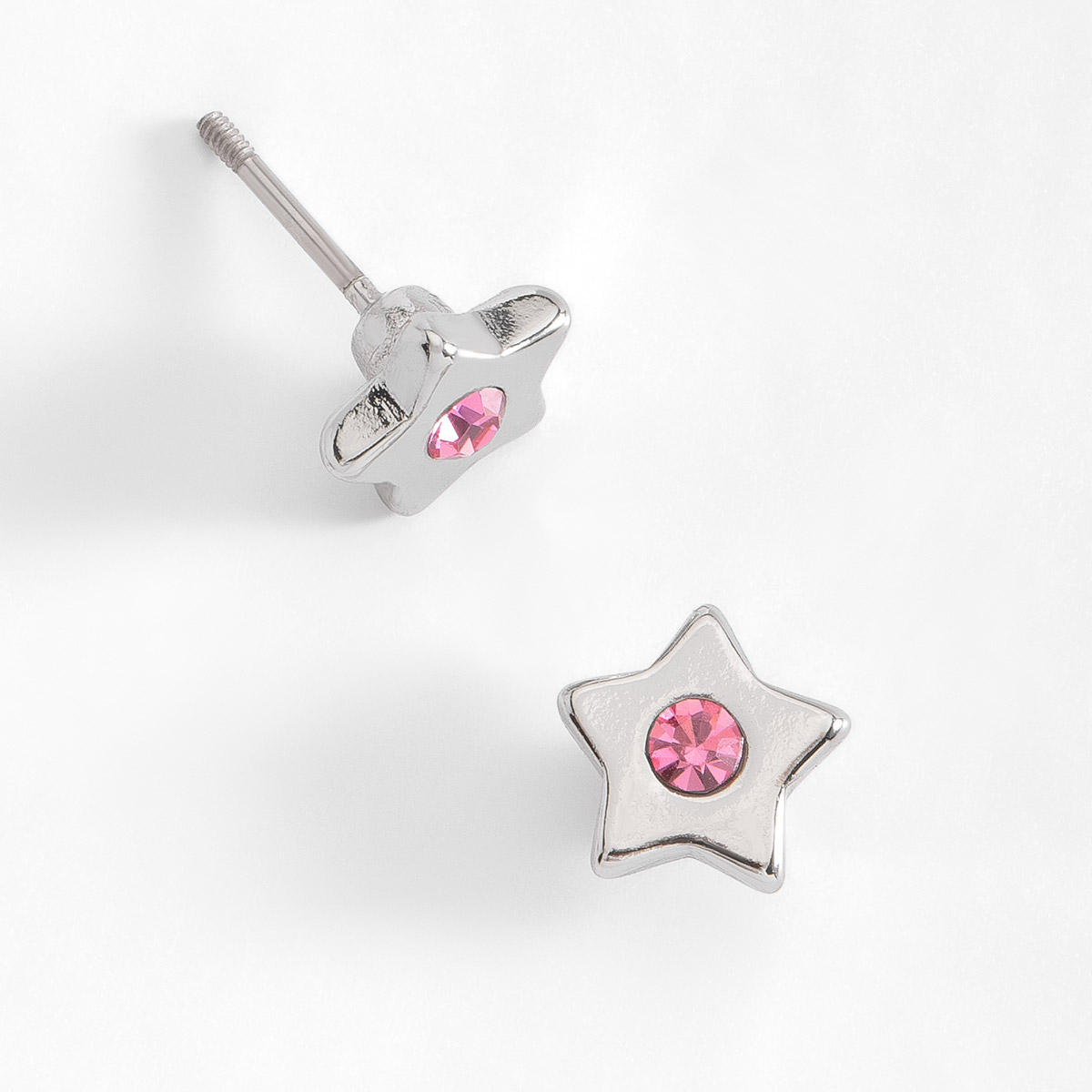 Aretes en forma de estrella, en baño de platino, incrustados al centro con una piedra en tono cristal.
-        Aretes chicos
-        Poste
-        Baño de Platino
-        Piedra en tono rosa.
