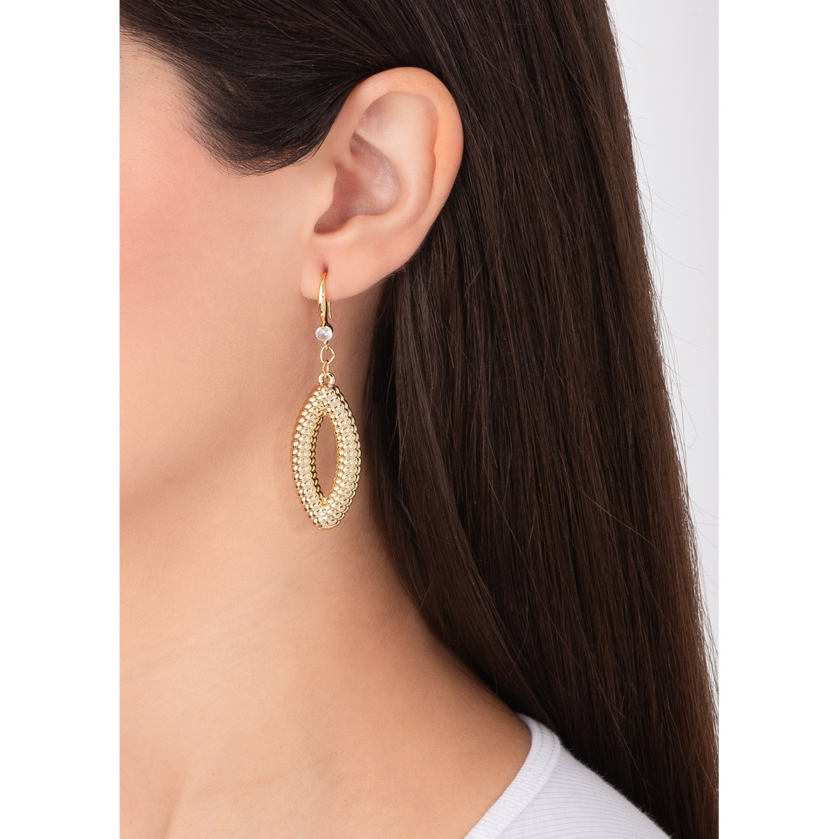 Aretes en baño de oro, con una piedra Diamonice en tono cristal de donde cuelga una forma ovalada texturizada. Combínalos con tu collar y pulsera.
-        Aretes largos
-        Garfio
-        Baño de Oro
-        Diamonice en tono cristal
