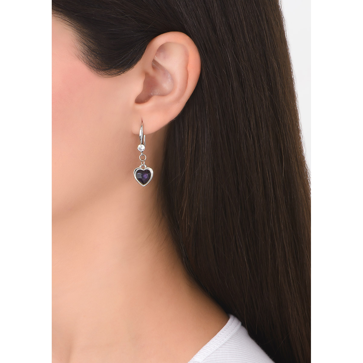 Pendientes con forma de corazón en baño de platino; el corazón cuelga de una piedra Diamonice™ en tono cristal, y al centro destaca una piedra en tono amatista. Combínalos con tu collar.
-        Aretes medianos
-        Garfio
-        Baño de Platino
-        Diamonice™ en tono cristal
-        Piedras en tono amatista
