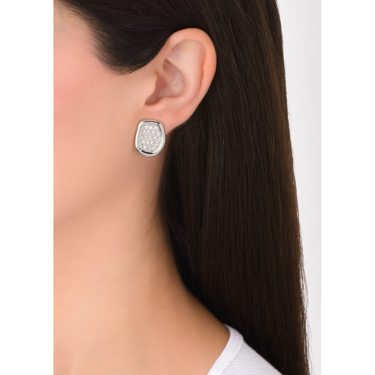 Pendientes con un dije asimétrico, en baño de platino y con piedras incrustadas en tono cristal. Combínalos con tu collar y pulsera.
-        Aretes chicos
-        Clip
-        Baño de Platino
-        Piedras en tono cristal
