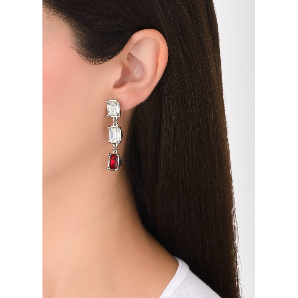 El diseño geométrico se combina con estos aretes en baño de platino, con tres piedras cuadradas, dos en tono cristal y una en tono rojo. Combínalos con tus collar, pulsera y anillo.
-        Aretes medianos
-        Poste
-        Baño de Platino
-        Piedras en tono rojo y cristal
