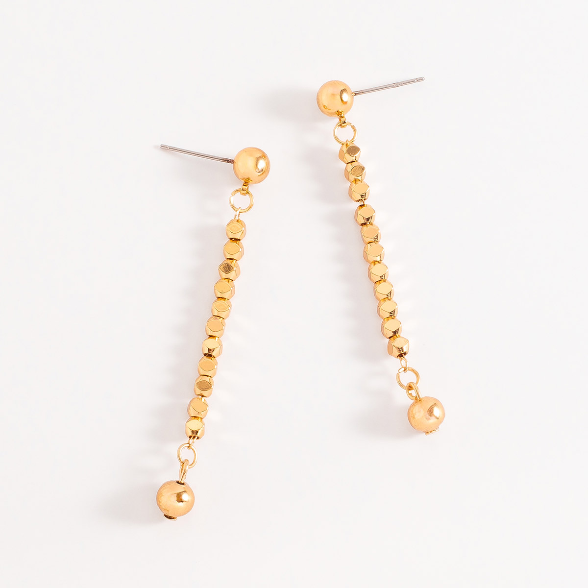 Aretes largos con diseño colgante en baño de oro 18K