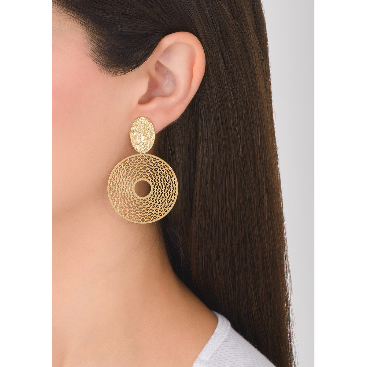 Atractivos aretes en baño de oro con una forma ovalada texturizada, de la cual cuelga un fino diseño circular con un delicado patrón entretejido. 
-        Aretes grandes
-        Poste
-        Baño de Oro 18k
