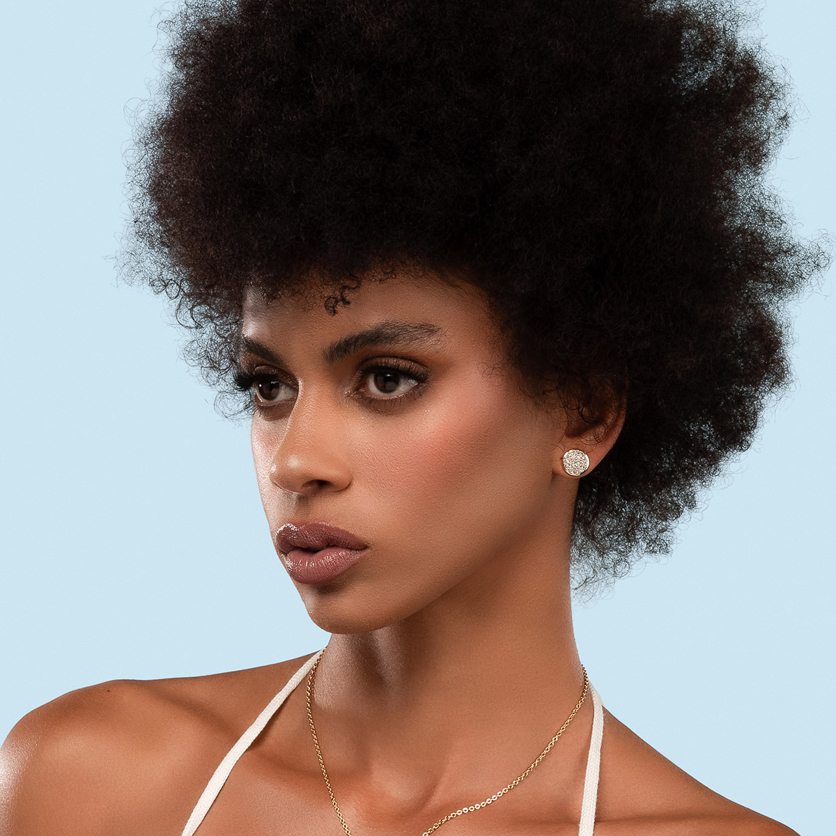 Aretes tipo botón con cristales y baño de oro