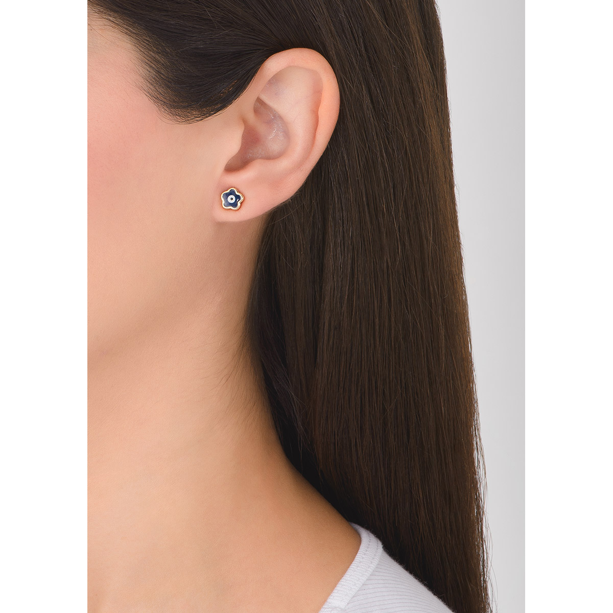 Coquetos aretes en baño de oro, con un bonito diseño de flores, con esmalte en tono azul rey, blanco y negro. Combínalos con tu collar del mismo diseño.
-        Aretes chicos
-        Poste
-        Baño de oro 18k
-        Esmalte en tono azul, blanco y negro
