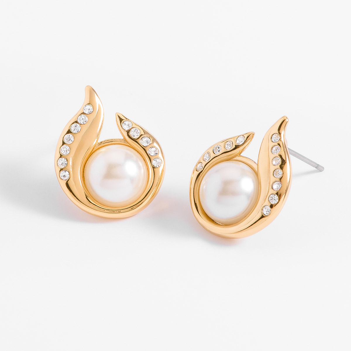 Aretes dorados combinan un diseño contemporáneo con una perla en tono cream incrustada. La forma envolvente del diseño evoca la imagen de una ola que abraza la perla, incrustada con piedras en tono cristal. Todo en baño de oro.
-        Aretes chicos
-        Poste
-        Baño de Oro 18k
-        Perlas en tono cream
-        Piedras en tono cristal
