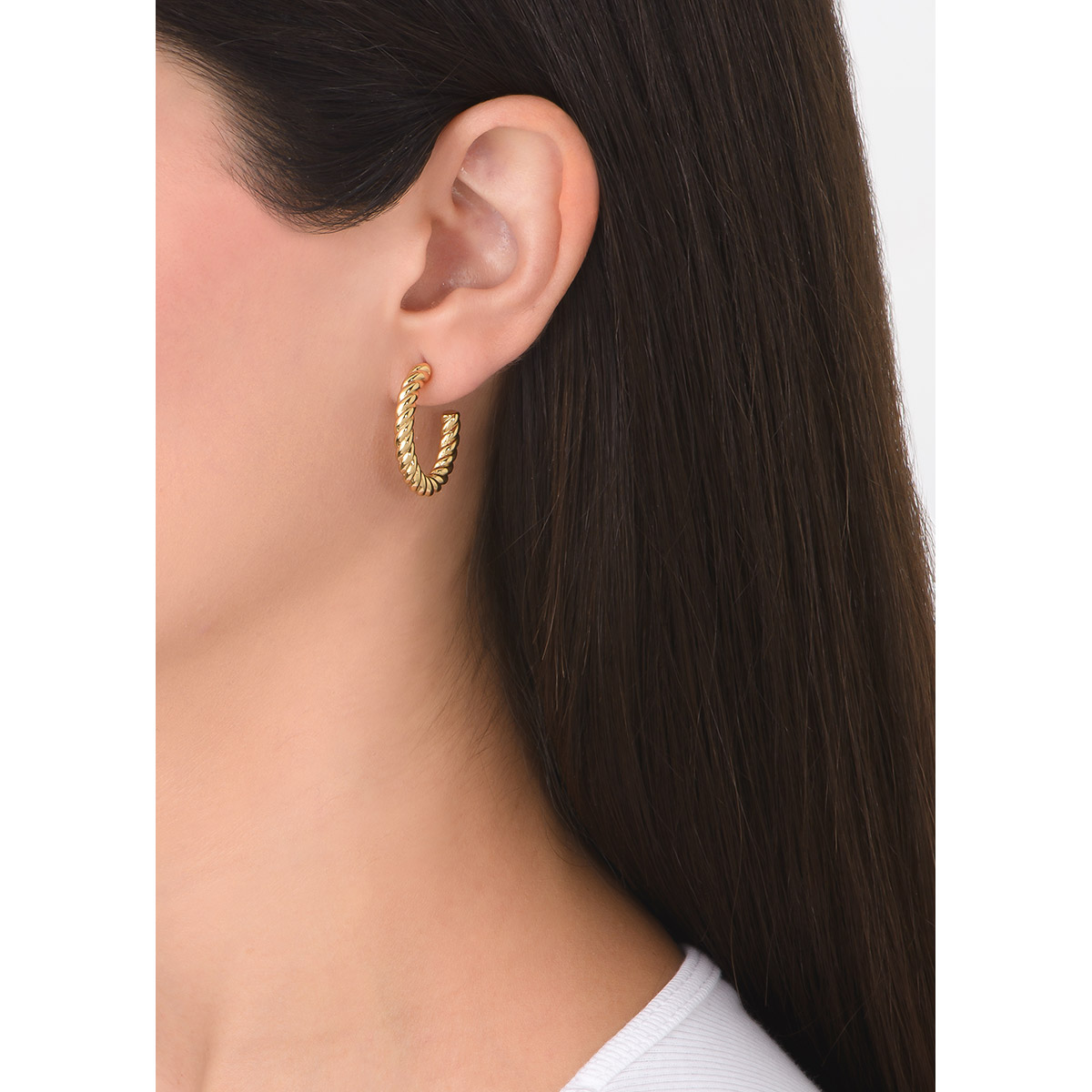 Arracadas con forma de aro medio abierto, en baño de oro, con un diseño inspirado en la textura de una cuerda trenzada.
-        Aretes chicos
-        Poste
-        Baño de Oro 18k
