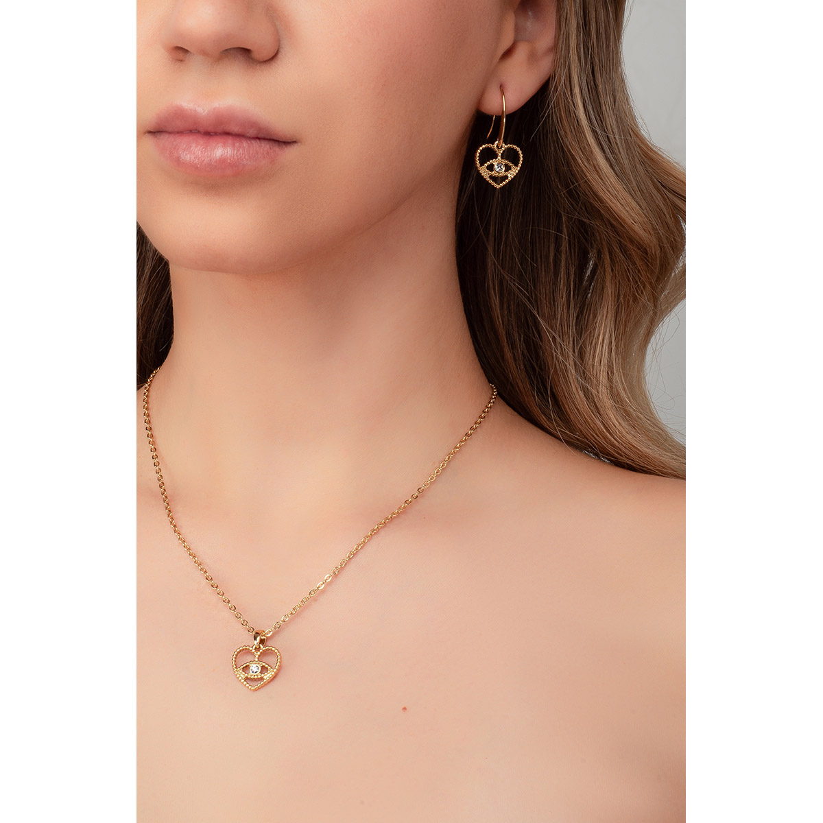 Aretes de corazones protectores con baño de oro 18k