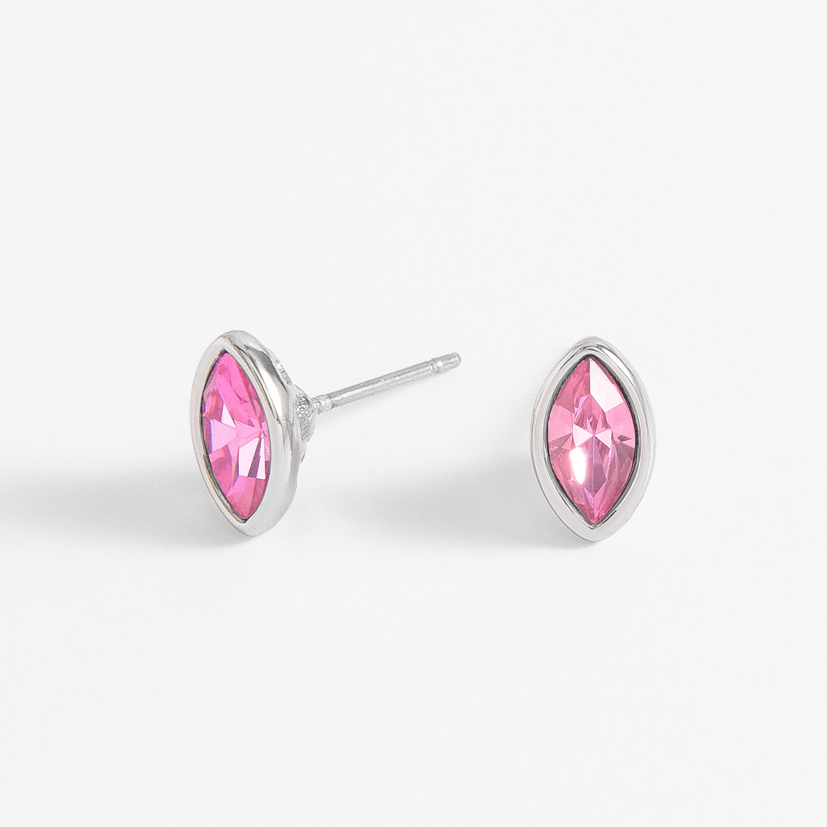 Pendientes con piedra fucsia y baño de platino elegantes Pendientes con piedra fucsia y baño de platino elegantes